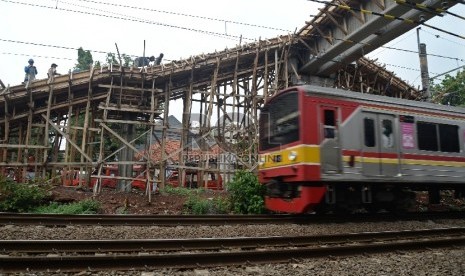 Kereta rel listrik (KRL) melintas di rute dekat Stasiun Pasar Minggu Baru, Rabu (9/12).