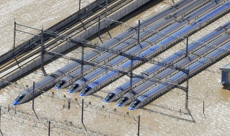 Kereta terparkir di stasiun yang dipenuhi air di Nagano, Jepang, Ahad (13/10). Badai Hagibis yang terjadi di Jepang sejak Sabtu telah menyebabkan air sungai meluap dan membanjiri wilayah perumahan.