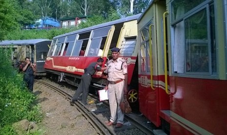 Kereta wisata di India tergelincir