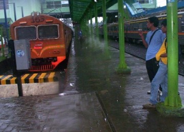 Kereta api serpong-Tanah Abang yang tertahan di Stasiun Serpong