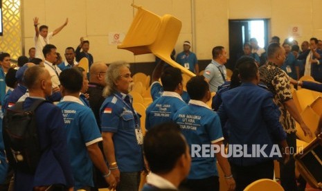 Kericuhan antar dua kubu pendukung calon Ketua Umum PAN saat sidang pleno Kongres V PAN di Kendari, Sulawesi Tenggara, Selasa (11/2/2020).