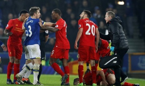 Kericuhan antara pemain Liverpool dan Everton setelah kapten the Reds Jordan Henderson dilanggar Ross Barkley.