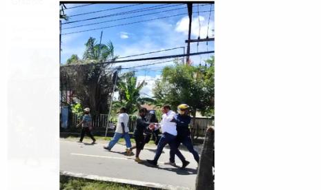 Kericuhan di Sentani Papua saat prosesi pemakaman Lukas Enembe. 