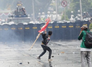 Kericuhan pecah saat mahasiswa menggelar demonstrasi menolak kenaikan harga bahan bakar minyak (BBM) di Stasiun Gambir, Jakarta, Selasa (27/3). 