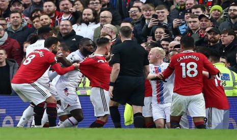 Kericuhan pecah saat MU melawan Crystal Palace di Old Trafford, Sabtu (4/2/2023). Tampak Casemiro (kanan) terlibat keributan.