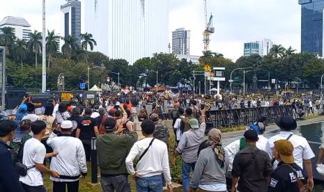 Kericuhan terjadi dalam aksi massa yang dilakukan di sekitar Patung Kuda, Jalan Medan Merdeka Barat, Kecamatan Gambir, Jakarta Pusat, Jumat (19/4/2024). Kericuhan itu terjadi ketika datang massa aksi tandingan ke kawasan Patung Kuda pada Jumat sore. 