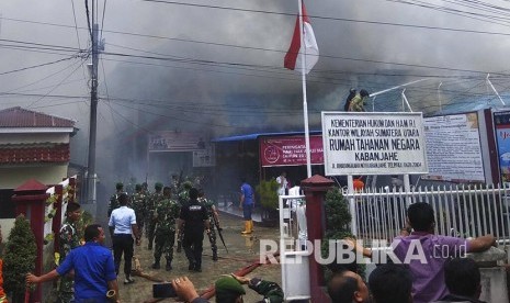 Kericuhan terjadi di Rumah Tahanan Negara (Rutan) Kelas II B Kabanjahe, Kabupaten Karo, Sumatra Utara, Rabu, (12/2). 