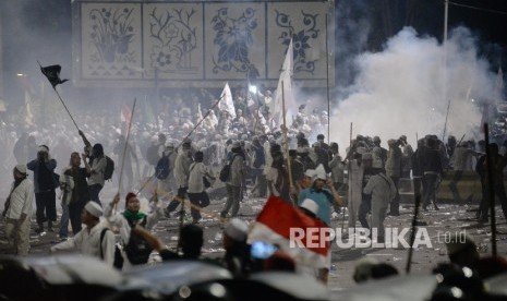 Aksi Bela Islam II yang berlangsung damai berubah ricuh pada pukul 19.30 WIB. Keonaran terjadi di depan Istana Merdeka, Jakarta, Jumat (4/11).