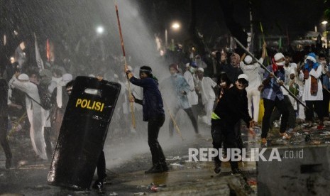 Kericuhan terjadi saat aki unjuk rasa di depan Istana Merdeka, Jakarta, Jumat (4/11).