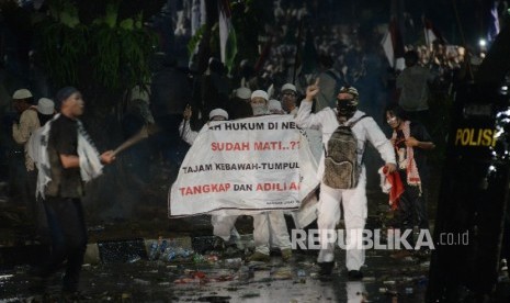 Kericuhan terjadi saat aki unjuk rasa di depan Istana Merdeka, Jakarta, Jumat (4/11). 