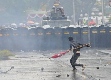 Kericuhan terjadi saat demosntrasi berbagai elemen mahasiswa menolak kenaikan harga bahan bakar minyak (BBM) di Gambir, Jakarta, Selasa (27/3). (Republika/Aditya Pradana Putra)