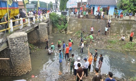 Kerja bakti membersihkan sungai.