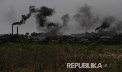 Kepulan asap keluar dari cerobong pabrik tahu yang menggunakan bahan bakar sampah plastik di Tropodo, Sidoarjo, Jawa Timur, Rabu (20/11/2019). 