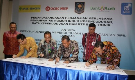 Kerja sama antara Bank BRISyariah bersama dengan Bank Bukopin, Bank OCBC NISP dan Bank Aceh dengan Kemendagri untuk integrasi data kependudukan