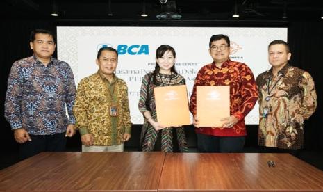 Kerja sama bisnis pengiriman dokumen antara PT Pos Indonesia dengan Bank BCA.