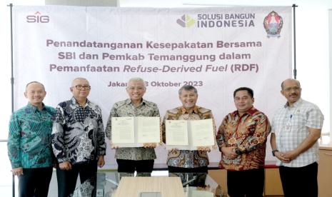 Kerja sama pemanfaatan RDF dari TPST yang akan dibangun di Desa Sanggrahan, Kabupaten Temanggung, dengan dukungan dari Kementerian PUPR itu, ditandai dengan penandatanganan Nota Kesepahaman oleh Direktur Manufacturing SBI, Soni Asrul Sani dan Pj. Bupati Temanggung, Hary Agung Prabowo, dan turut dihadiri oleh Direktur Utama SBI, Lilik Unggul Raharjo di Kantor Pusat SBI, Jakarta, pada Rabu (18/10/2023). 