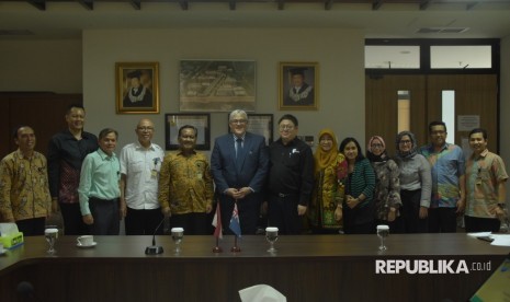 Kerja sama penandatanganan nota kesepahaman bersama antara Rektor UI Prof. Dr. Ir. Muhammad Anis, M.Met yang diwakili oleh Direktur Program Pendidikan Vokasi, Prof. Dr. Ir. Sigit Pranowo Hadiwardoyo, DEA dengan Rektor CQ University Australia, Mr Alastair Dawson  di kampus Vokasi UI Depok.