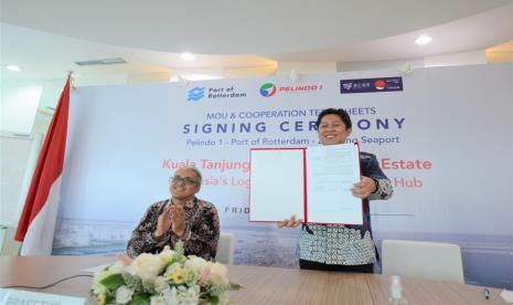 Kerja sama strategis antara Pelindo 1 dengan dua  pelabuhan kelas dunia yaitu Port of Rotterdam dan Zhejiang Provincial Seaport Investment & Operation Group Co., Ltd. (Zhejiang), Jumat (7/5). Penandatangan kerja sama tersebut tertuang dalam Memorandum of Understanding (MoU) dan Term Sheet Kerja Sama Proyek Pengembangan Kuala Tanjung Port and Industrial Estate (Kuala Tanjung PIE). MOU ditandatangani oleh  Direktur Transformasi dan Pengembangan Bisnis Pelindo 1 Joko Noerhudha, Direktur PT Pelabuhan Rotterdam Indonesia Andre G. F. Toet, dan Assistant General Manager Zhejiang Provincial Seaport Investment & Operation Group Co., Ltd. Shi Jianjie.