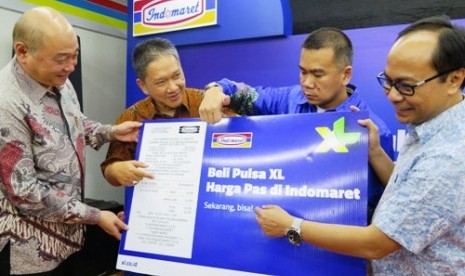 Direktur Merchandising PT Indomarco Pristama, Yan Bastian, Direktur Marketing PT Indomarco Pristama, Wiwiek Yusuf, Chief Commercial Officer XL, Danny Chew Kar Wai, Vice President XL Region Jabodetabek, Titus Dondi dalam acara seremoni kerjasama XL-Indomaret, “Beli Pulsa Harga Pas Sesuai Nilainya” di Jakarta. Rabu (16/9). 