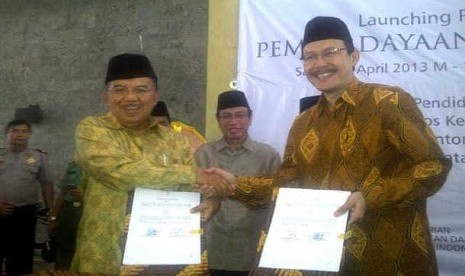 Ketua Umum DMI Jusuf Kalla bersama Dirut PT. Askes Fachmi Idris (kanan).