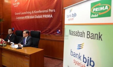 Kerjasama Layanan: Direktur Operasi Bank BJB Syariah, Hamara Adam (kiri) dan Direktur PT Rintis Sejahtera, Suryono Hidayat (kanan) pada 'Grand Launcing dan Konferensi Pers Layanan Anjungan Tunai Mandiri (ATM) dan Debit Prima' di kantor BJB Syariah, Jl Brag