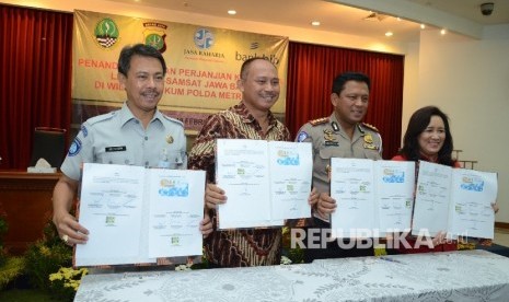 Kerjasama Pembayaran Pajak Kendaraan: Dari kanan ke kiri, Direktur Komersial Bank Bjb Suartini, Dirlantas Polda Metro Jaya Risyapudin Nursin, Kepala Dinas Pendapatan Provinsi Jabar Dadang Suharto, dan Kepala Cabang PT Jasa Raharja (Persero) Jabar Deliya In