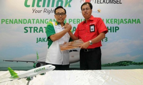 Kerjasama Peningkatan Layanan.(dari kiri) CEO Citilink Arif Wibowo bersama Direktur Sales Telkomsel Mas'ud Khamid saat perjanjian kerjasama antara Citilink dengan Telkomsel di Jakarta, Selasa (19/3).