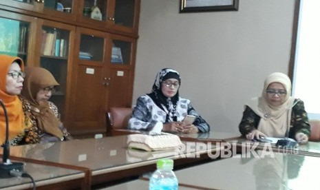 Kerua Umum.PP Aisyiyah.Noordjannah Djohantini dalam Konferensi Pers Pimpinan Pusat Aisyiyah 