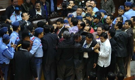 Kerumunan anggota DPR mencoba menghampiri pimpinan sidang saat sidang paripurna di Kompleks Parlemen Senayan, Jakarta, Jumat (26/9). ( Republika/ Tahta Aidilla )