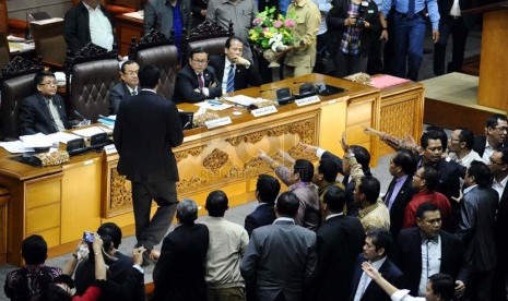 Kerumunan anggota DPR mencoba menghampiri pimpinan sidang saat sidang paripurna di Kompleks Parlemen Senayan, Jakarta, Jumat (26/9). ( Republika/ Tahta Aidilla )