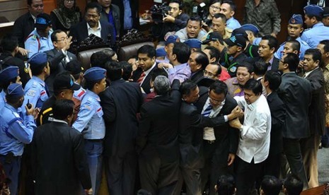 Kerumunan anggota DPR mencoba menghampiri pimpinan sidang saat sidang paripurna di Kompleks Parlemen Senayan, Jakarta, Jumat (26/9)dini hari. Pembahasan RUU Pilkada masih berjalan alot sehingga terjadi hujan interupsi.