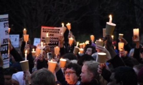 Kerumunan warga berkumpul di Kebun Keuangan Melbourne menyalakan lilin sebagai bentuk dukungan bagi para pengungsi Suriah.