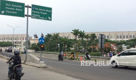 Kerumunan warga melihat TKP kecelakaan di Flyover Green Lake, Cipondoh, Kota Tangerang, Ahad (25/11). 