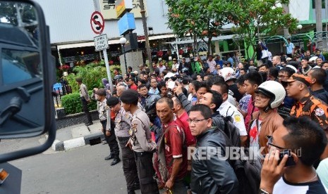 Kerumunan warga mendekati tempat kejadian perkara teror bom dan penembakan yang terjadi di Kawasan Thamrin, Jakarta, Kamis (14/1).