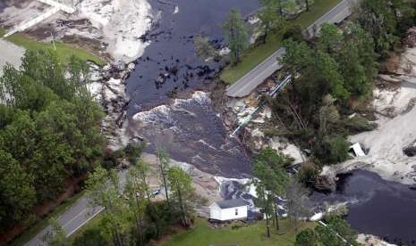 Kerusakan akibat badai Florence di Rocky Point, North Carolina, Senin (17/9)