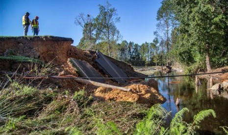 Kerusakan akibat badai Matthew di Goldsboro, North Carolina, Ahad, 9 Oktober 2016.