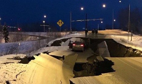 Kerusakan akibat guncangan gempa 7,0 di Alaska