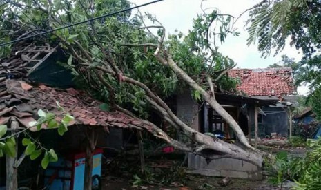 Kerusakan akibat terjangan angin ribut di salah satu kecamatan di Inramayu