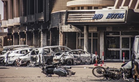 Kerusakan di depan Hotel Splendid di Ougadougou, Burkina Faso, setelah redanya serangan yang diduga dilakukan Alqaidah, Sabtu waktu setempat (16/1).