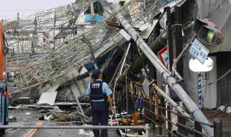 Kerusakan fasilitas umum di Osaka akibat topan Jebi.