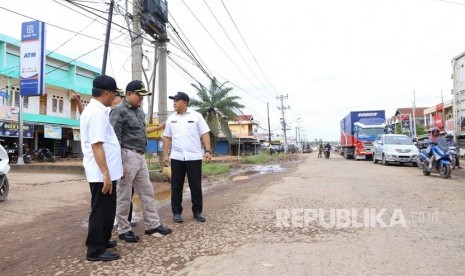 Kerusakan jalan nasional lintas timur khususnya di Perbatasan Jambi (Bayung Lencir) di Kabupaten Musi Banyuasin (Muba) rusak parah, Bupati Musi Banyuasin Dodi Reza Alex Noerdin melayangkan surat ke Kementerian PUPR. 