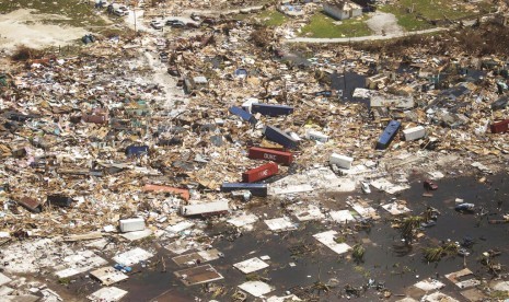 Kerusakan parah akibat Badai Dorian terlihat jelas di kota Marsh Harbour, Abaco Island, Bahamas, Rabu (4/9). 