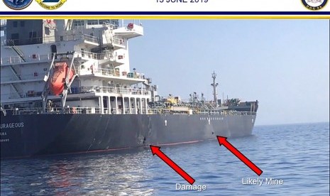 Kerusakan yang dialami kapal tanker minyak Kokuka Courageous di Teluk Oman dekat pantai Iran, Kamis (13/6).