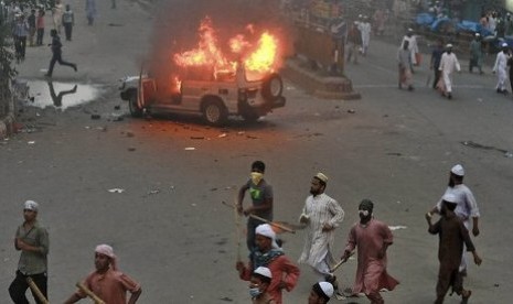 Kerusuhan berlangsung di Dhaka, Bangladesh, saat polisi dan demonstran bentrok dalam aksi menuntut pengesahan UU baru tentang penistaan agama.