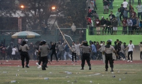 Kerusuhan terjadi di lapangan, usai laga Persis Solo kontra Martapura FC di Stadion Manahan, Solo, Rabu (22/10) petang. 