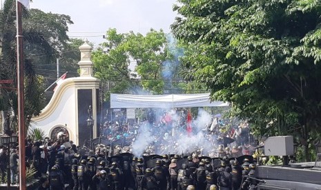 Sekitar 41 mahasiswa dari berbagai perguruan tinggi mengalami luka-luka maupun terkena gas air mata saat unjuk rasa menolak pengesahan Undang-undang Cipta Kerja di perempatan Tugu Kartasura, Kabupaten Sukoharjo, Jawa Tengah, Kamis (8/10). Ilustrasi.