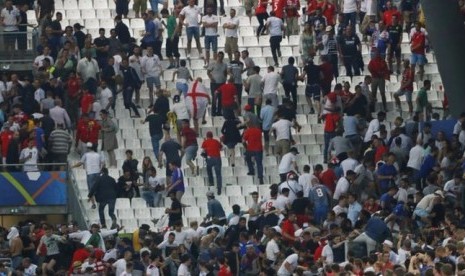 Kerusuhan usai laga Inggris vs Russia, Ahad (12/6) dini hari WIB.