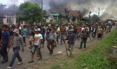 Tersangka Perusakan Mushala di Minahasa Bertambah. Foto: Kerusuhan warga (ilustrasi)