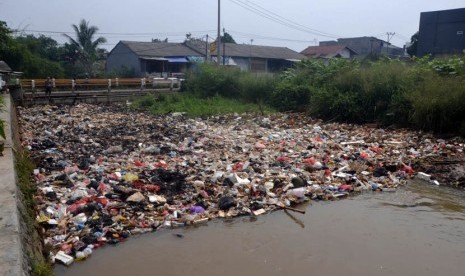 Kesadaran masyarakat akan pentingnya membuang sampah di tempat yang sudah ditentukan tampaknya sangat rendah. Hal itu pun yang terjadi di Kali Baru, Bojong Gede, Kabupaten Bogor(24/2).