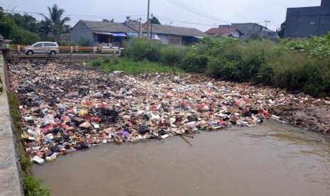 Kesadaran masyarakat akan pentingnya membuang sampah di tempat yang sudah ditentukan tampaknya sangat rendah. Hal itu pun yang terjadi di Kali Baru, Bojong Gede, Kabupaten Bogor(24/2).